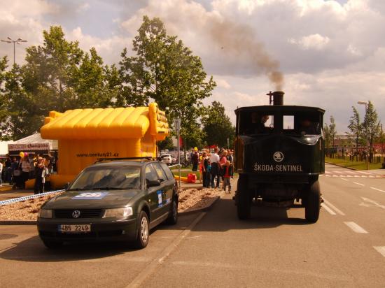 DSCF7926.JPG - ...a právě jede okolo další zajímavý parní samohyb, parní nákladní automobil vyrobený ve Škodě Plzeň v licenci anglické firmy Sentinel.