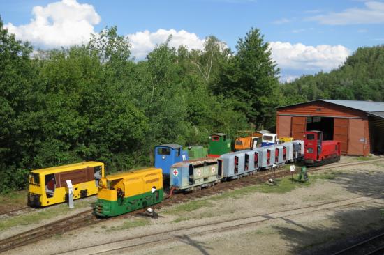 IMG_5514.JPG - důlní vlak s vozy pro horníky na nádraží ve Zbýšově